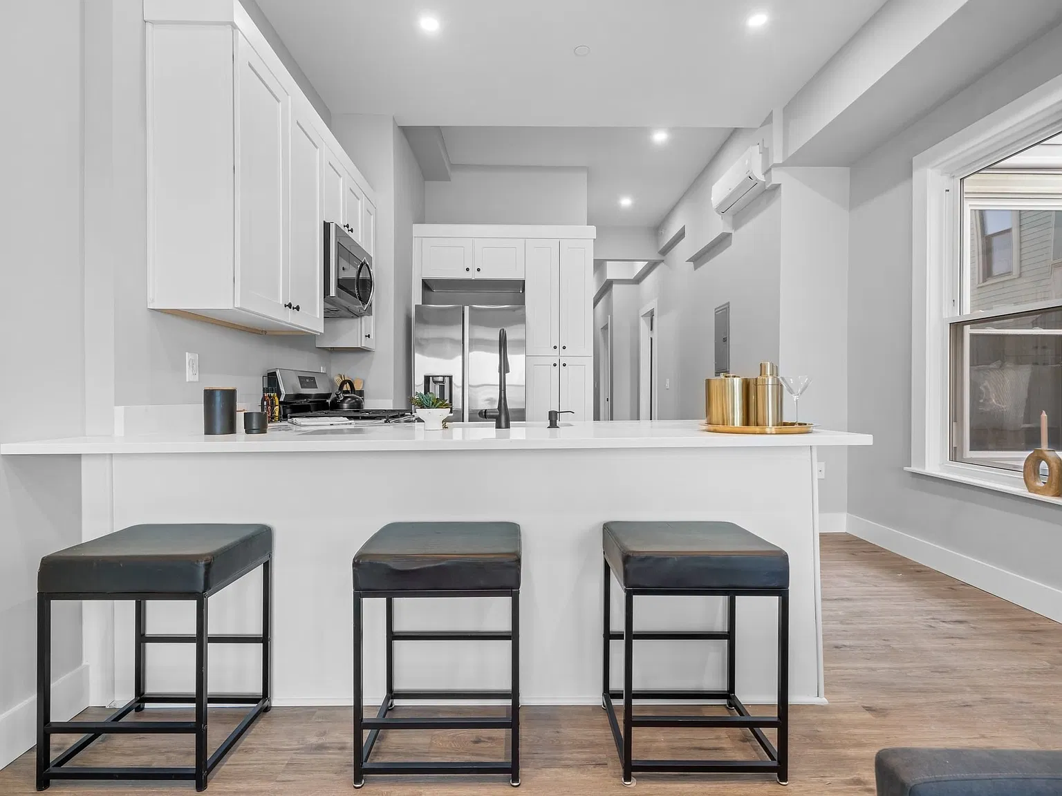 2 bed, 970 sqft, $3,100 — Photo 2