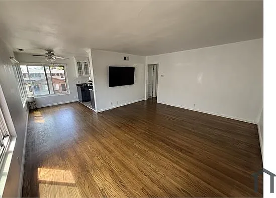 1049 E 3rd St #2 — Photo 1