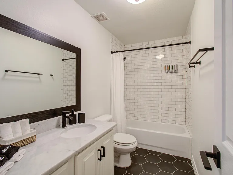 3010 Chenevert St — Photo 35