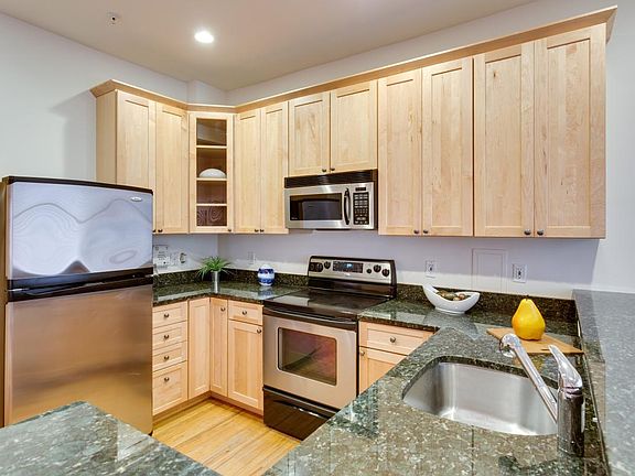 Kitchen & Breakfast Area