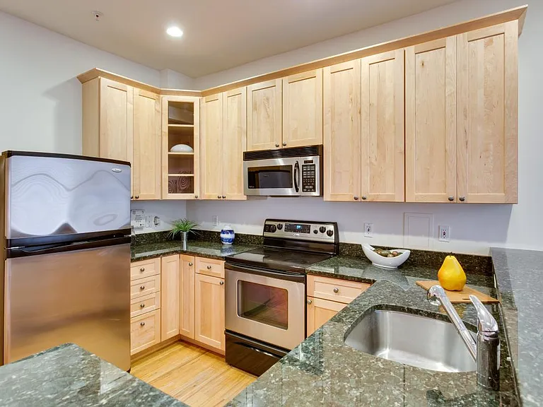 Kitchen & Breakfast Area
