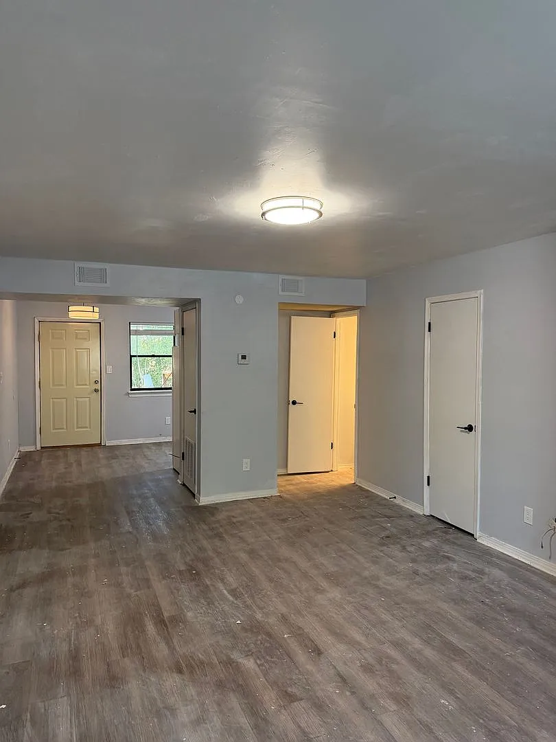 Move In Special!! Newly Renovated 2 Bed 1.5 Bath Townhome — Photo 2