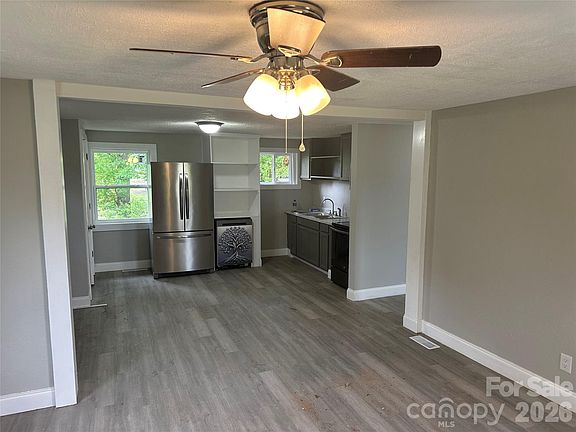 3rd image of 209 Brookview Rd