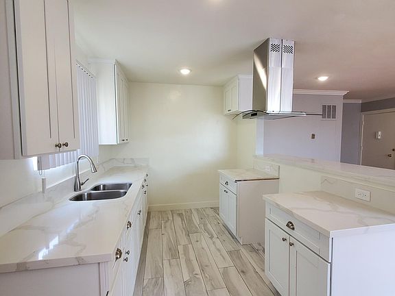 5th image of 1019 N Hayworth Ave