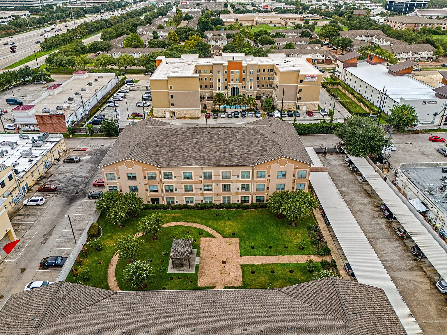 1 bed, 1.0 bath, 947 sqft, $1,350 — Photo 2