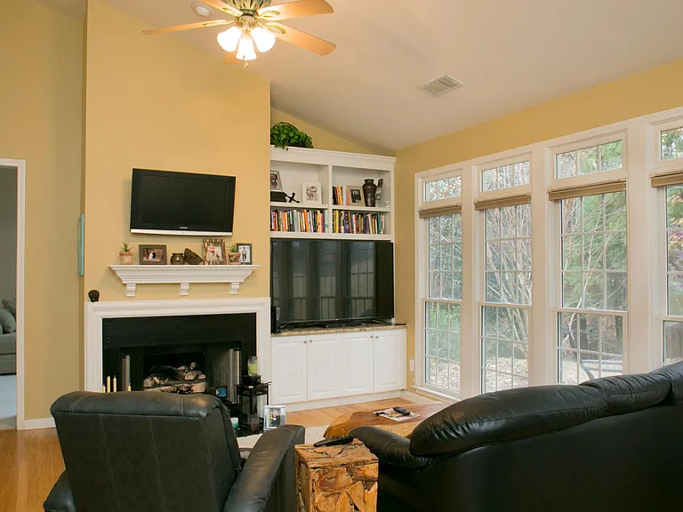 215 Smithdun Ln — Photo 8