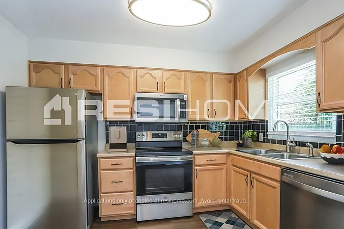 4 bed, 2.0 bath, 1369 sqft, $2,295 — Photo 4