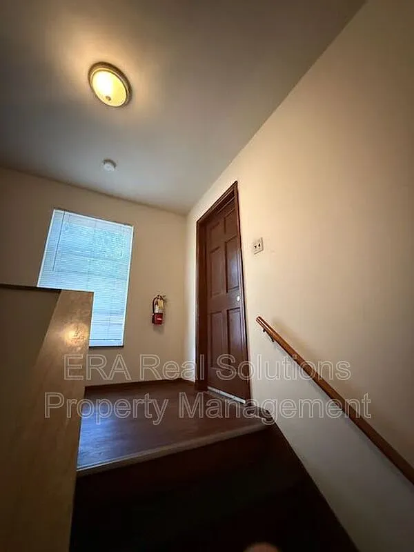 Building Photo - 902 Kenwick Rd #D
