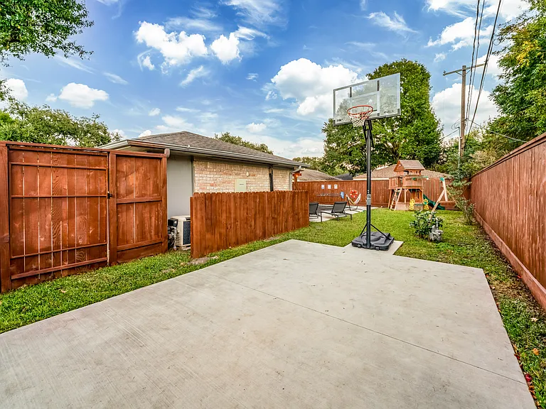4749 Benning Dr — Photo 35