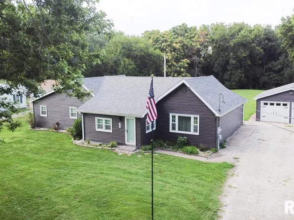 614 8th St, Saint David, IL 61563