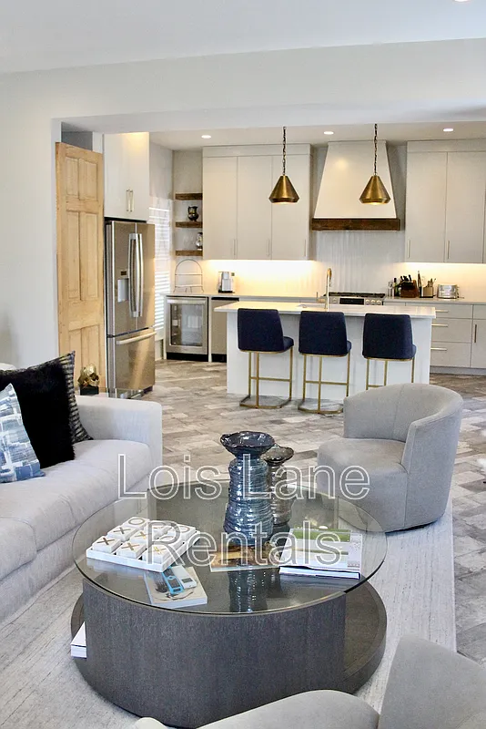 3 bed, 2.5 bath, 2436 sqft, $8,500 — Photo 2
