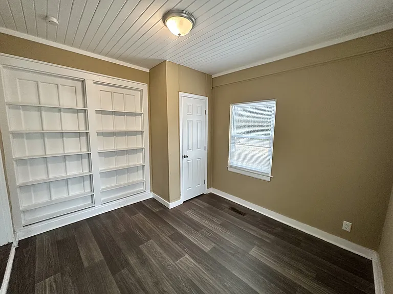 940 Meadowbrook Dr — Photo 2