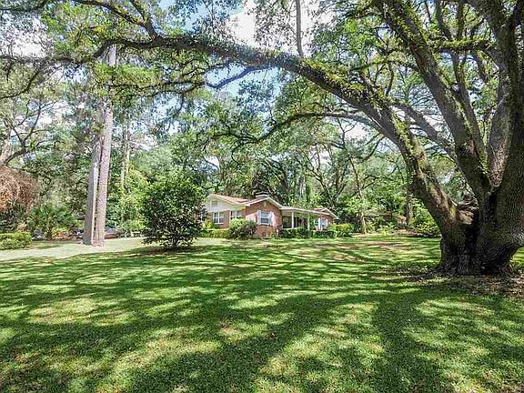 3rd image of 2102 Croydon Dr