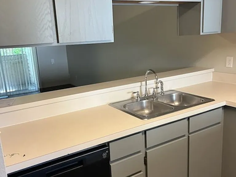 1053 W Emma Ave — Photo 1