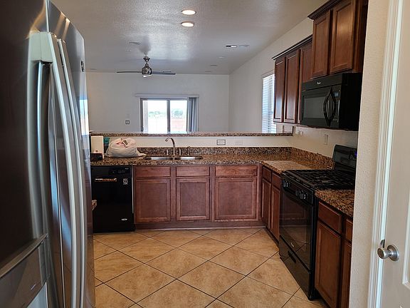 Kitchen - has all appliances