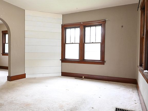 5th image of 716 3rd Ave E