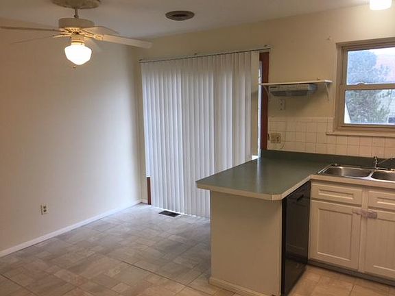 Kitchen eating area