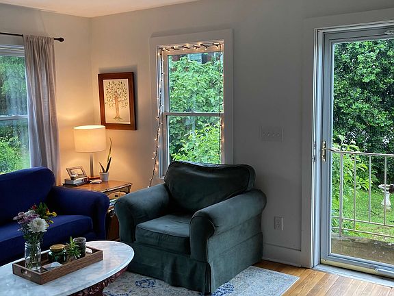 2nd image of 841 Fortwood St #6