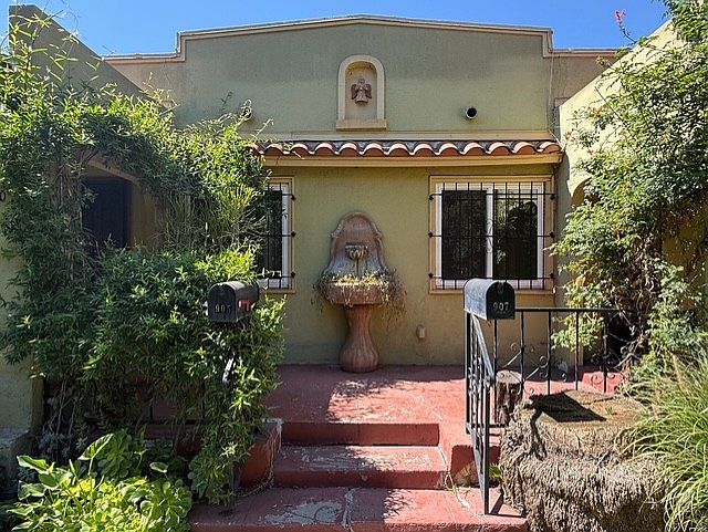1st image of 907 N Hoover St #907