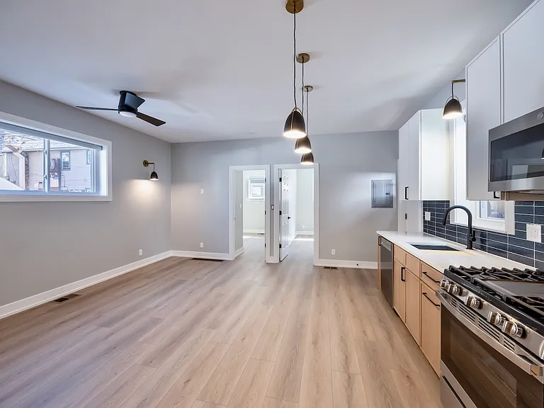 1809 S Laflin St — Photo 5