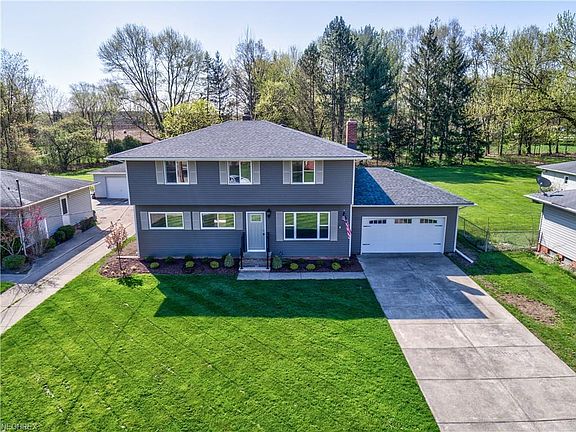 3rd image of 399 Sherry Ln