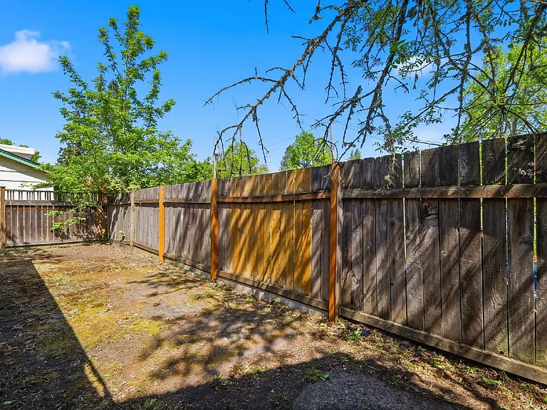 2189 Hilyard St — Photo 23