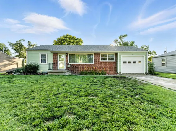 860 Plaza Dr, Salina, KS 67401