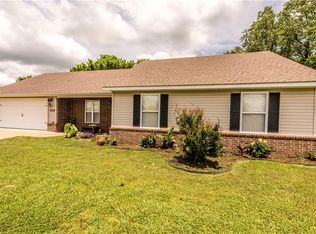 710 Iroquois Dr, Prairie Grove, AR 72753