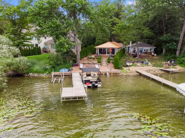 8799 Cooley Beach Dr, White Lake, MI 48386