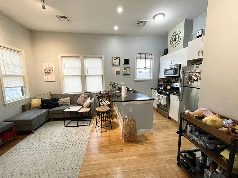 195 W Tihrd St #5 — Photo 3