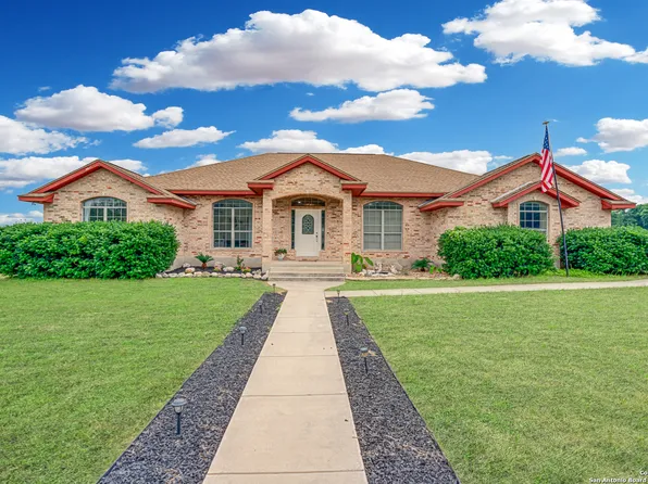 152 Country Gardens, La Vernia, TX 78121