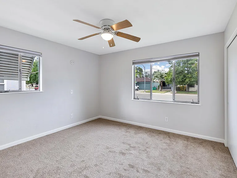 704 Windsor Dr — Photo 8