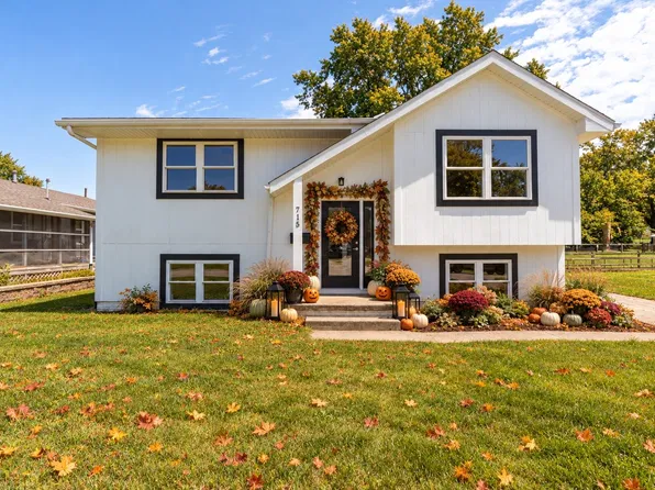 715 N 3rd Ave, Winterset, IA 50273