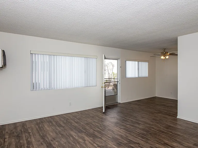 367 W Lexington Dr — Photo 2