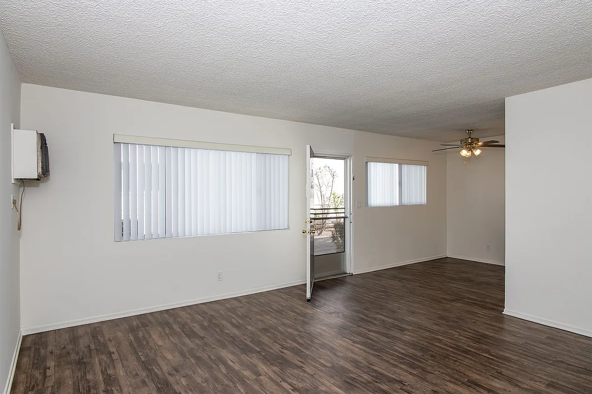 Building Photo - 367 W Lexington Dr