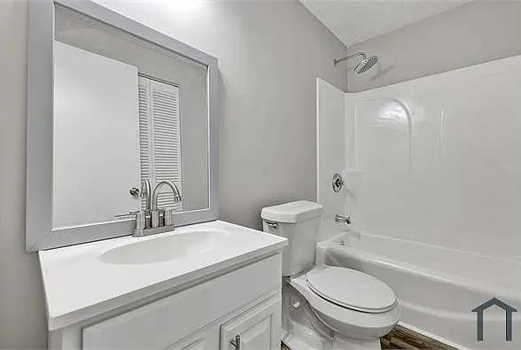 524 Vanderbilt St — Photo 4