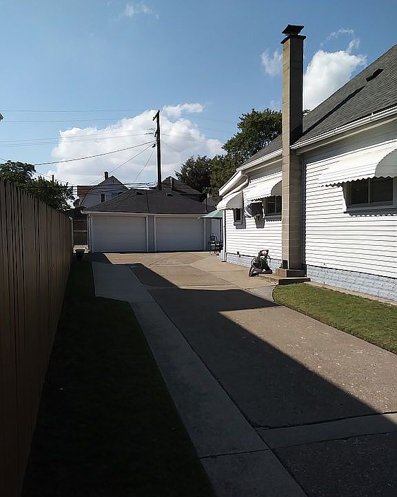 1st image of 136 E Henry St