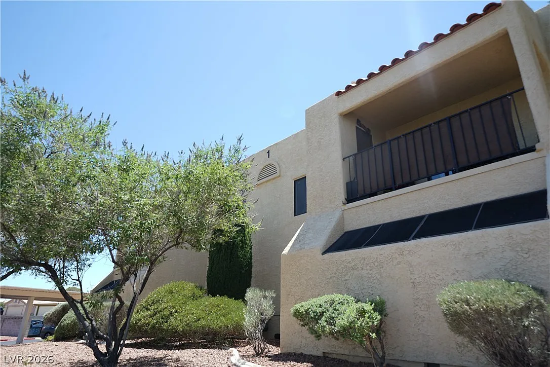 2 bed, 2.0 bath, 838 sqft, $1,295 — Photo 2