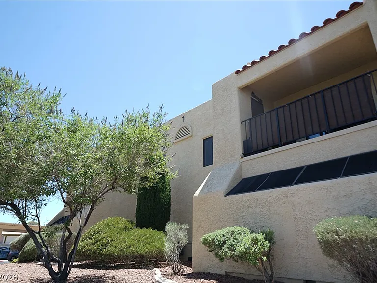 601 Cabrillo Cir #103 — Photo 2