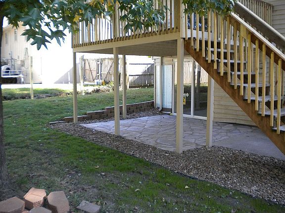 4th image of 415 NW Meadowview Dr
