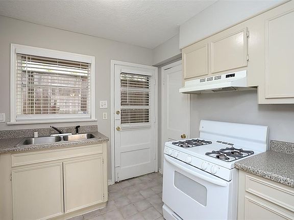 5th image of 1820 Binz St APT 6