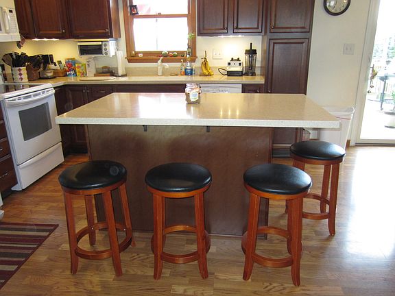 CENTER ISLAND SEATS 4