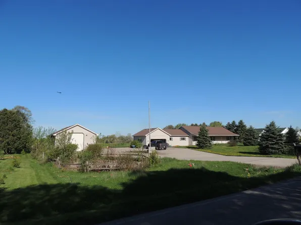 8799 Oakwood Ave, Neenah, WI 54956