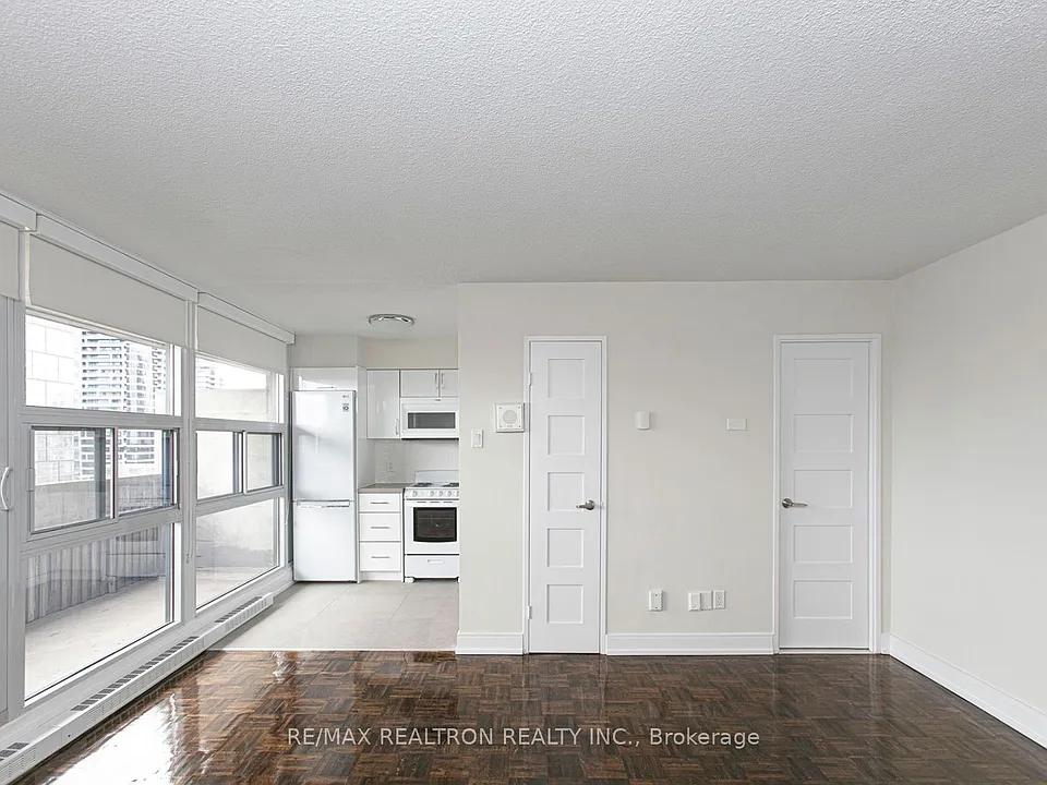 33 Isabella St #201