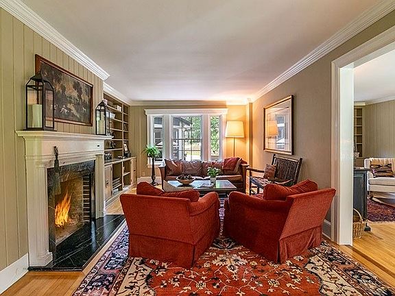 5th image of 371 Mirror Lake Dr