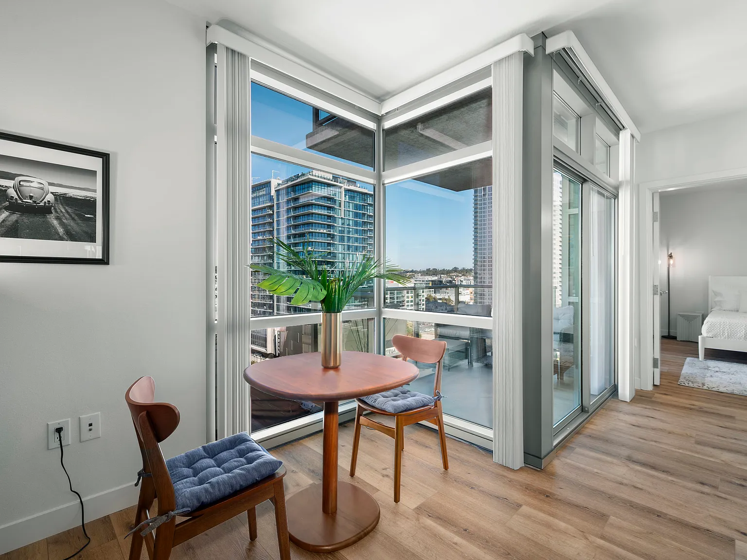 1 bed, 902 sqft, $4,900 — Photo 3