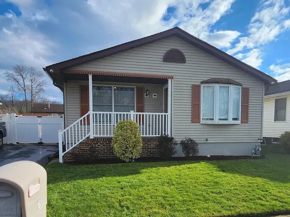16 Pine Tree Lane, Manalapan, NJ 07726