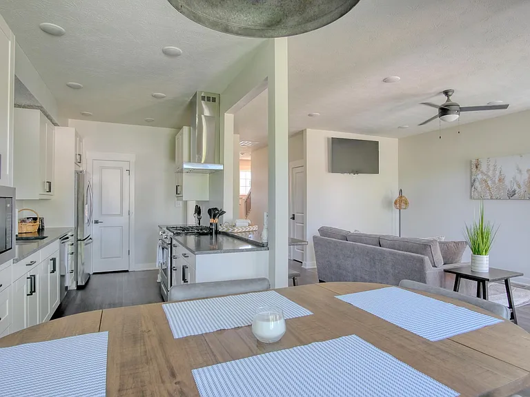 2130 Gent Ave — Photo 8