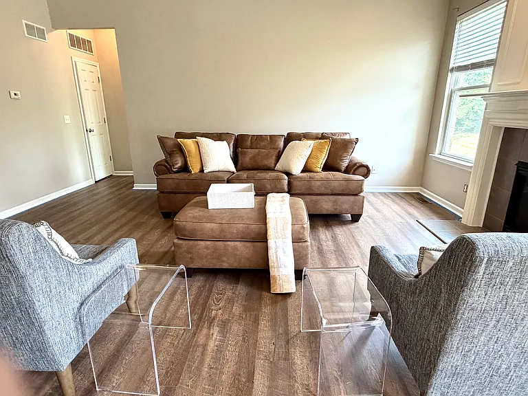 7576 Abigail Dr — Photo 2