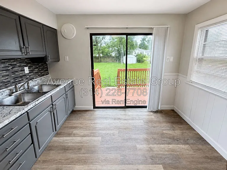 830 Loekes Dr — Photo 5
